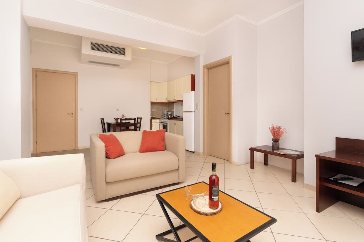 Departamento, 1 habitación, vista al mar | Área de sala de estar | Televisión de pantalla plana