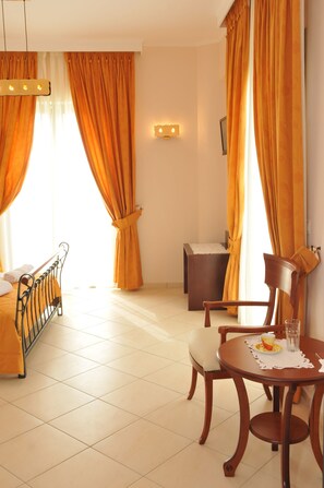 Superior Studio Sea View | Premium bedding, desk, soundproofing, iron/ironing board - Finiki Plaza (Pylos-Nestoras)