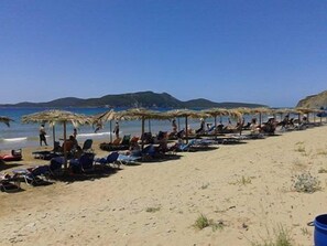 Beach nearby, sun loungers, beach umbrellas, beach bar - Finiki Plaza (Pylos-Nestoras)