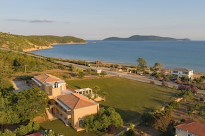 Zona residencial costera con casas, una carretera y una playa.