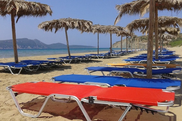 Pantai berhampiran, kerusi lepak pantai, payung, bar pantai