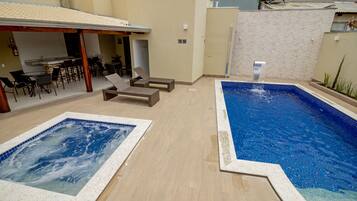 2 piscinas al aire libre, sillones reclinables de piscina