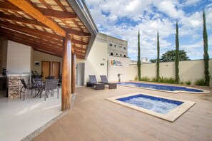 2 piscine all'aperto, con ingresso dalle 08:00 alle 22:00, lettini