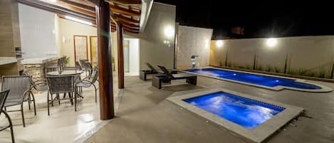 2 piscines extérieures, chaises longues
