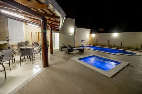 2 piscinas al aire libre, sillones reclinables de piscina