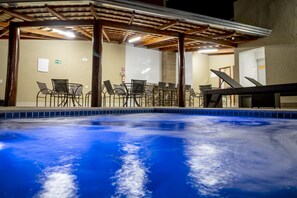 2 piscine all'aperto, con ingresso dalle 08:00 alle 22:00, lettini