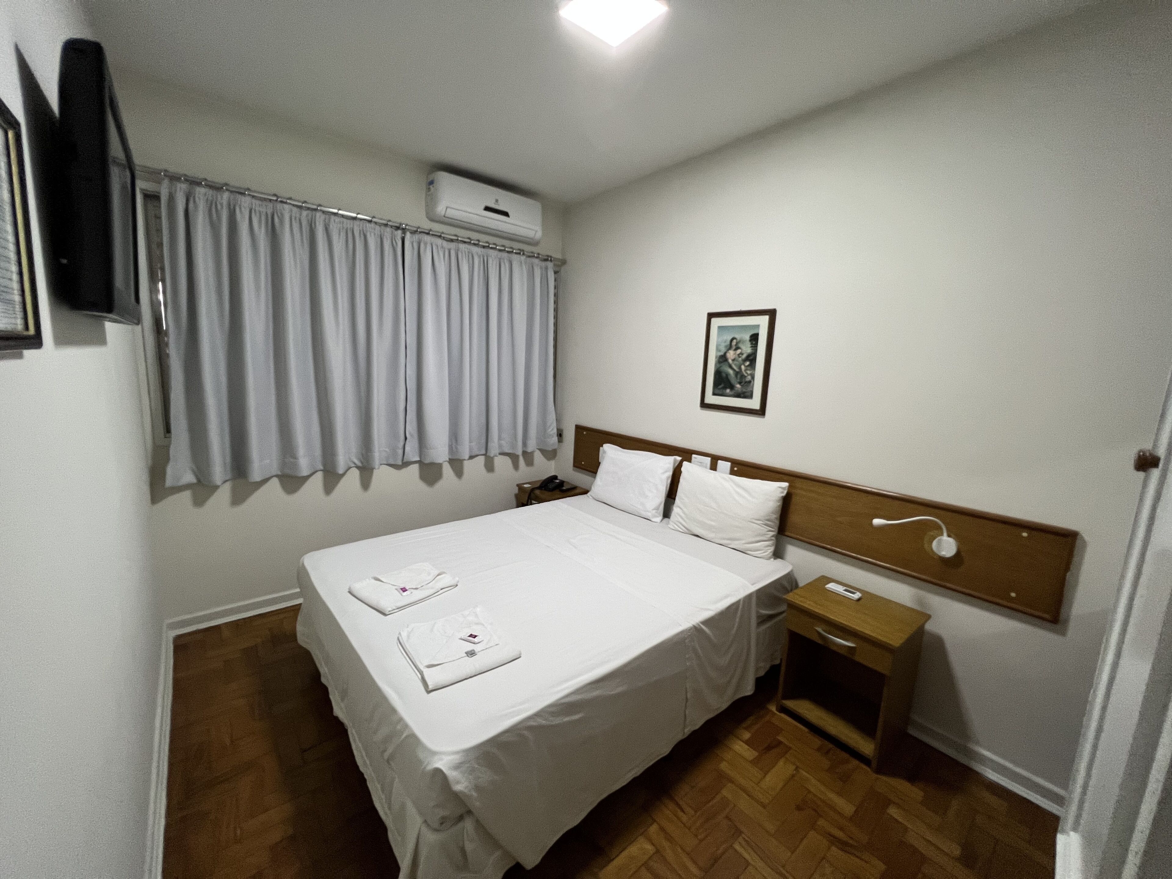 Frigobar, escrivaninha, Wi-Fi de cortesia