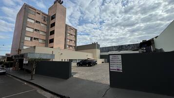Un hôtel au design moderne, caractérisé par une tour imposante et un bâtiment à toit plat.