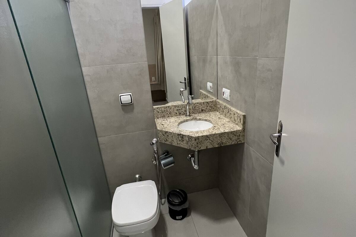 deluxe double room | bathroom | shower