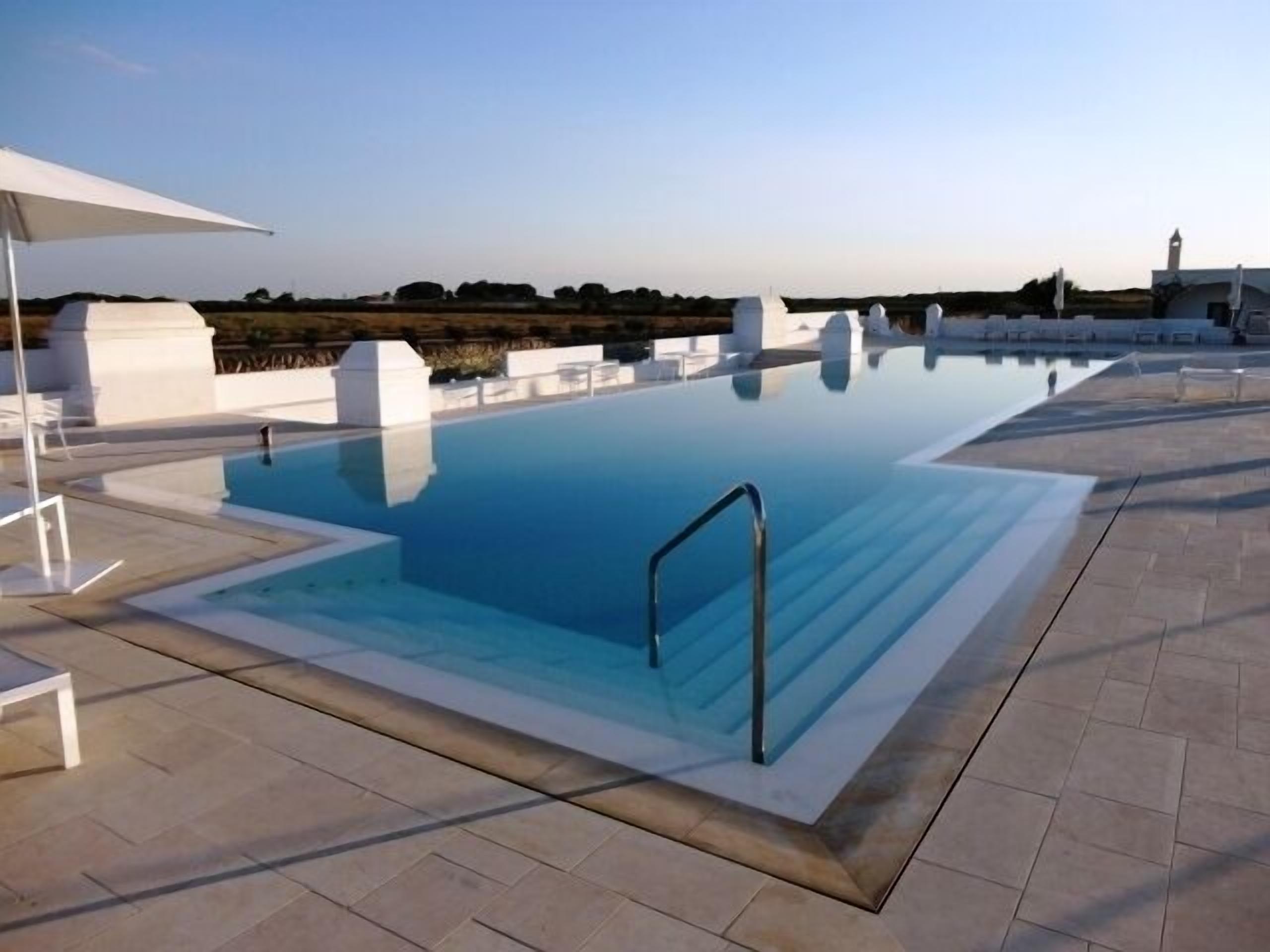 حمّام سباحة خارجي، مقاعد للتشمس