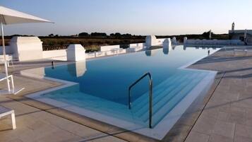 Piscina all'aperto, lettini