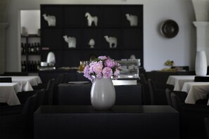 Phục vụ bữa trưa và bữa tối 