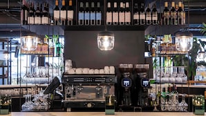 Een bar met een bord waarop 
