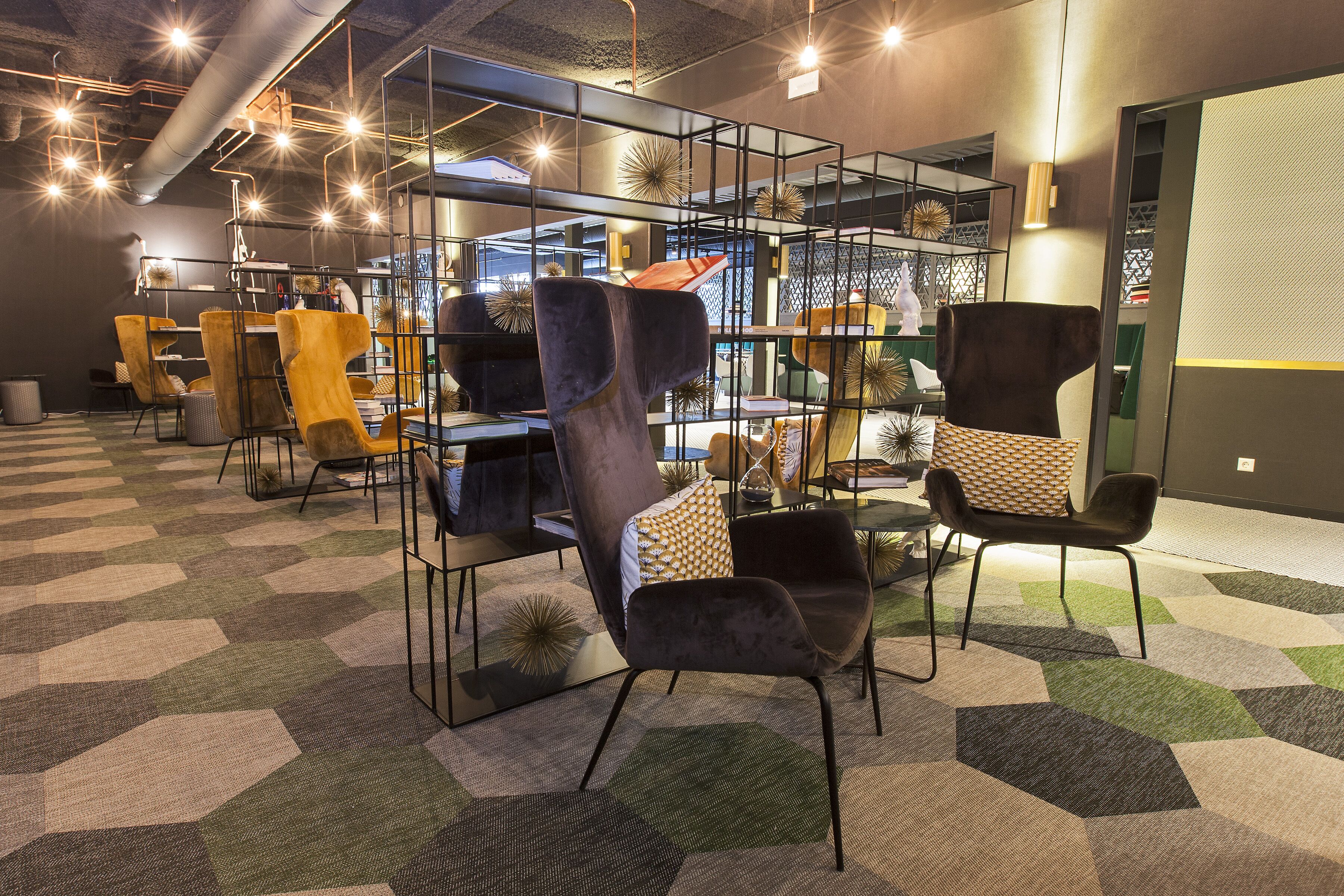 serves breakfast and dinner