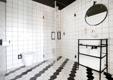 Douche, douche à « effet pluie », articles de toilette écologiques. ibis Styles Amsterdam Airport
