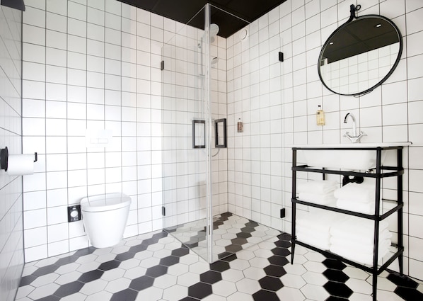 Douche, douche à « effet pluie », articles de toilette écologiques