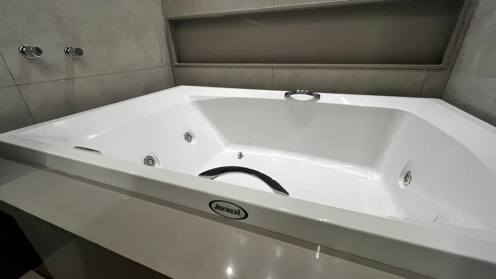 shower, free toiletries, hair dryer, bidet