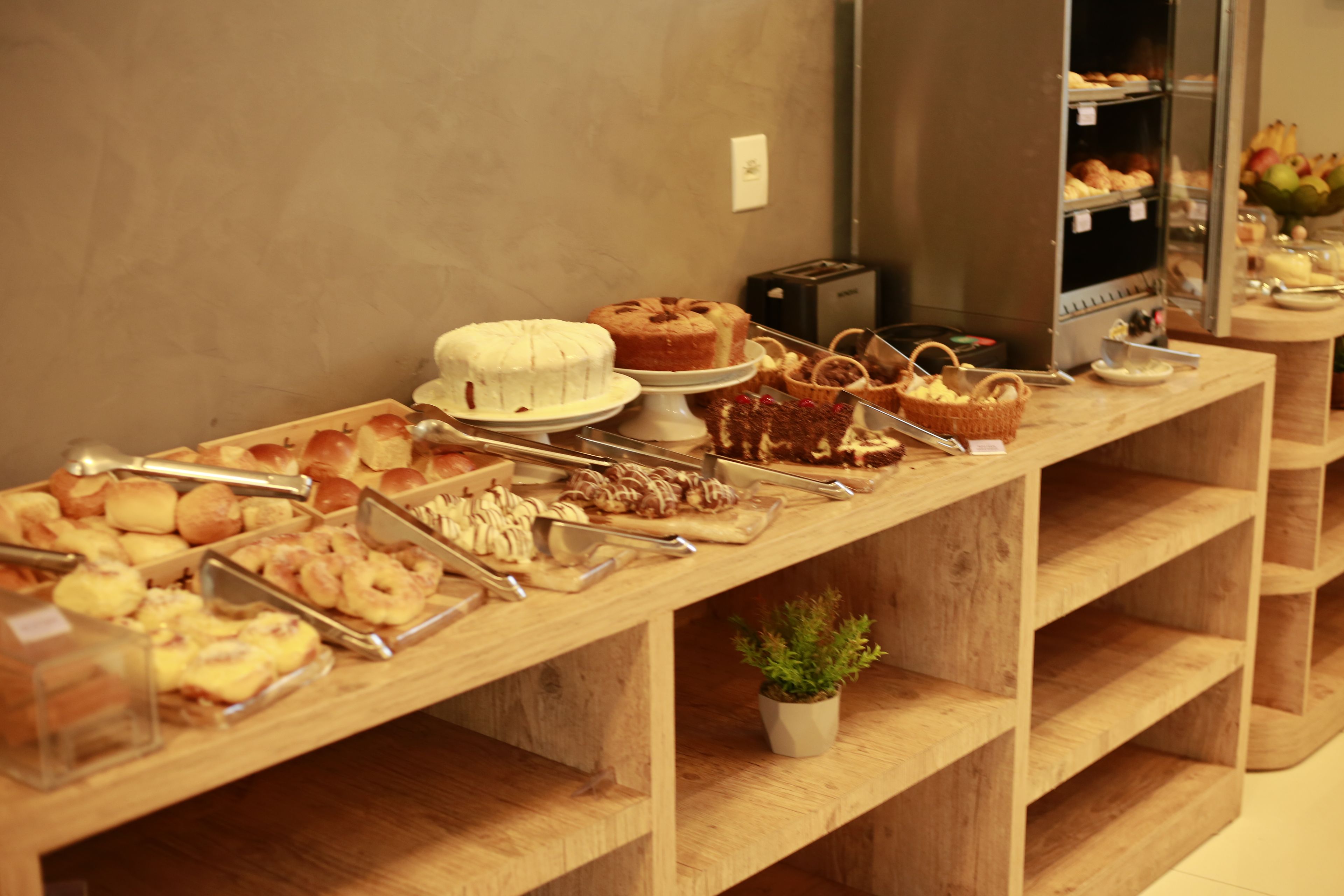 Ein Buffet mit verschiedenen Backwaren und Desserts.