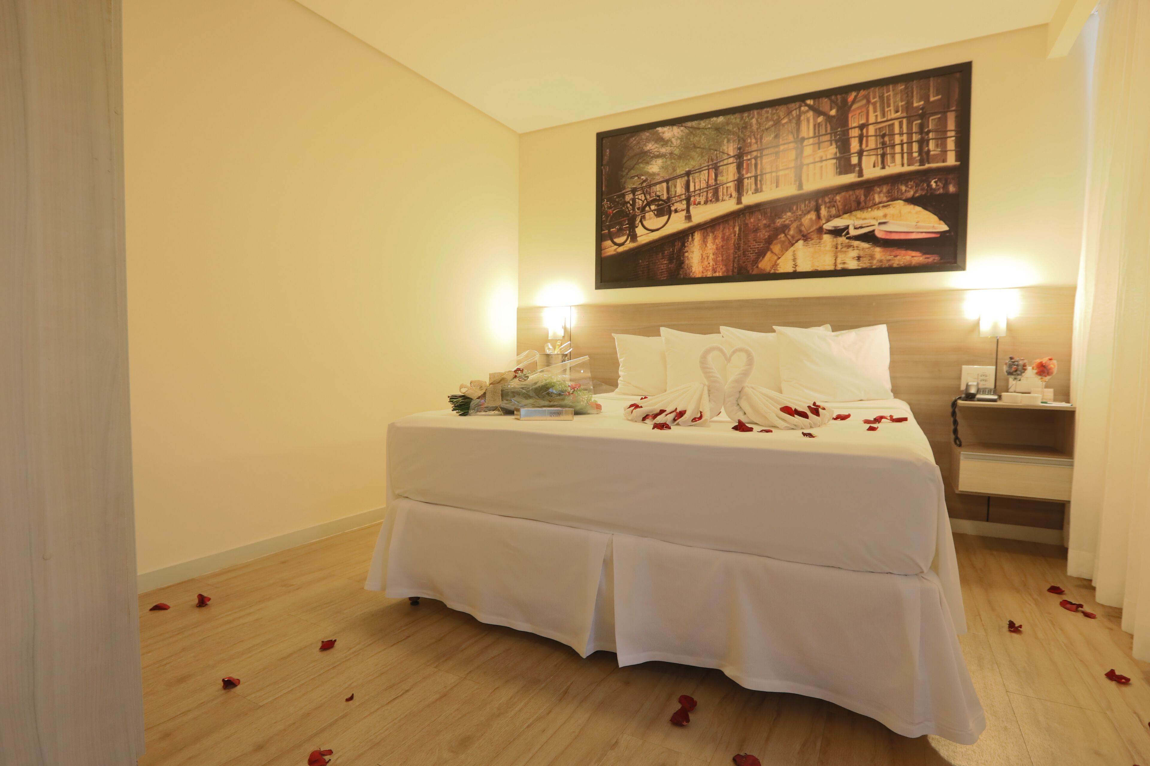 junior suite | 1 bedroom, minibar, desk, free wifi