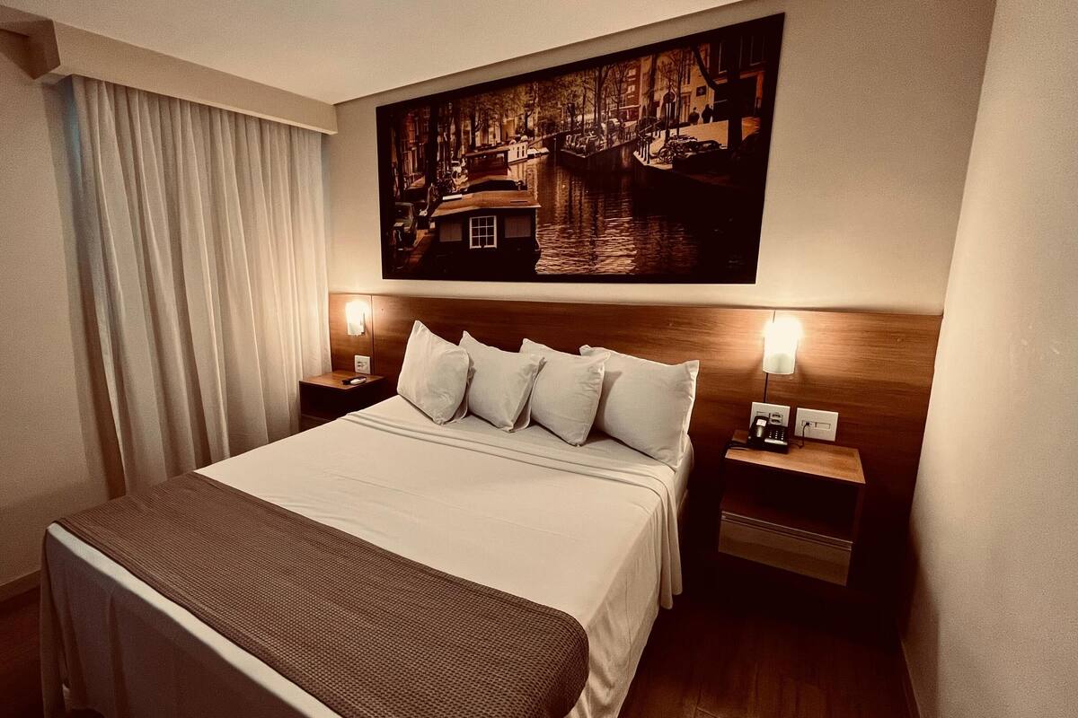 Standard Suite, Air conditioning | Minibar, desk, WiFi (free), bed sheets