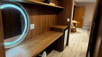 Ein modernes Interieur mit einem Holztisch, einem Stuhl und einer runden Leuchte.