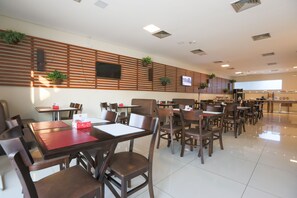 S'hi serveixen esmorzars, dinars i sopars
