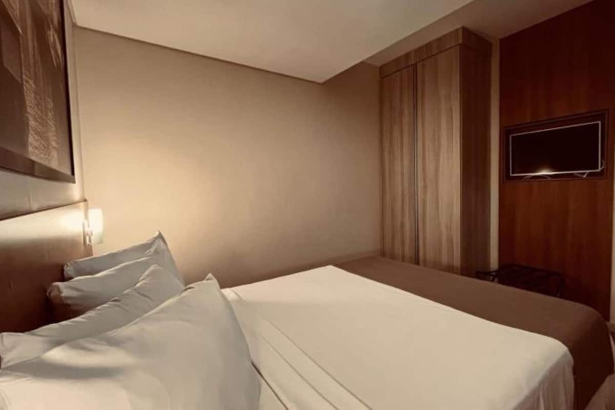Suite – standard, aircondition | Minibar, skrivebord, wi-fi (inkludert) og sengetøy