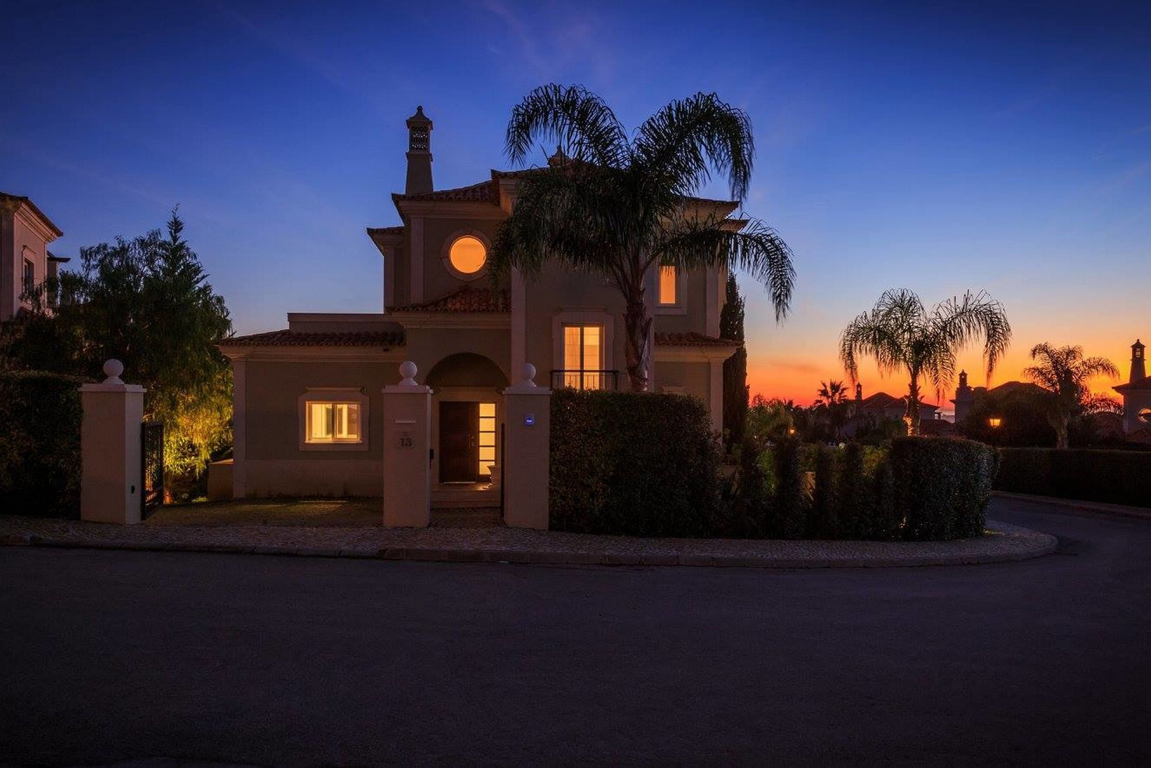 住宿正面 (夜晚)