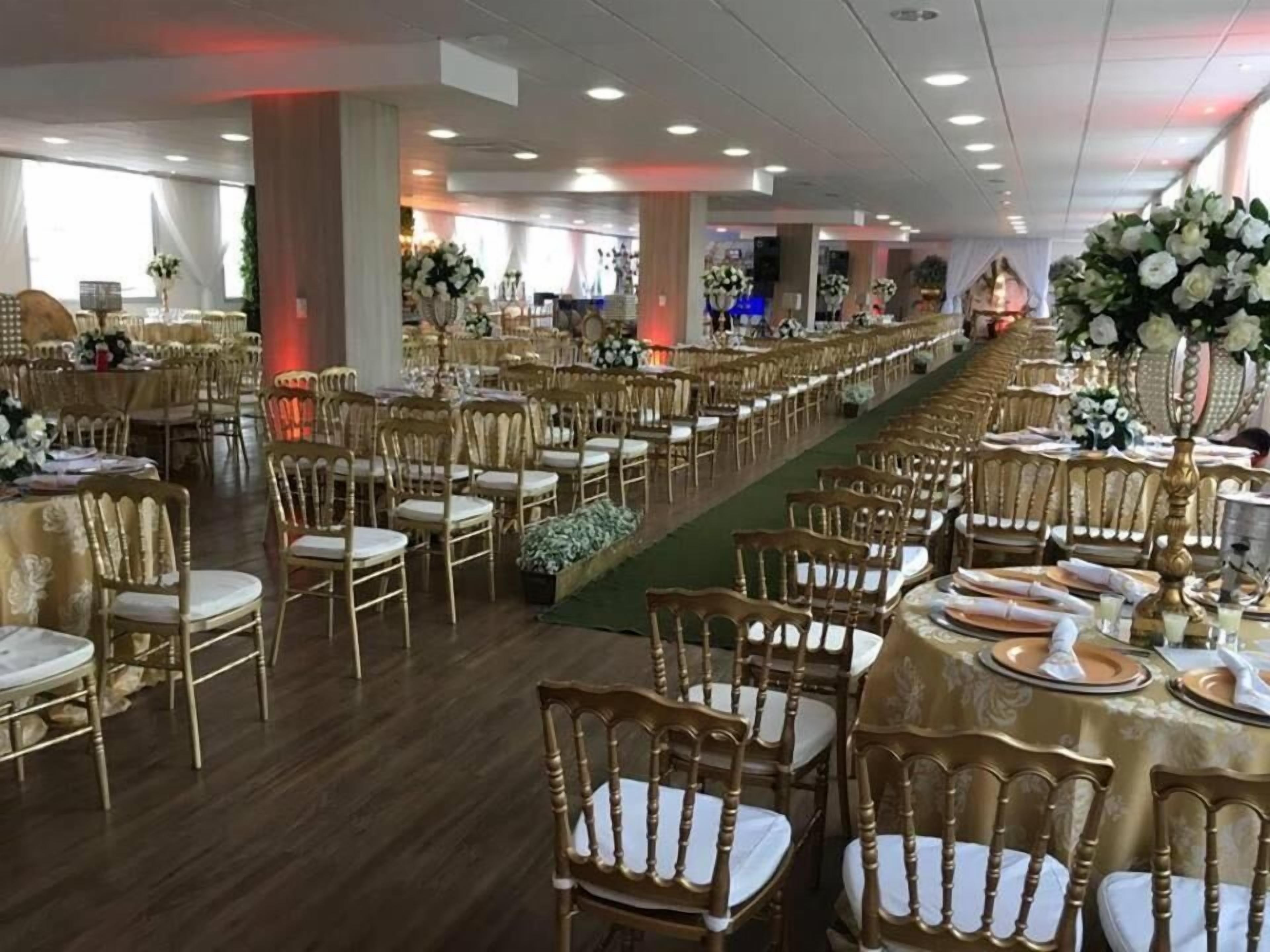 breakfast, lunch, dinner served; international cuisine