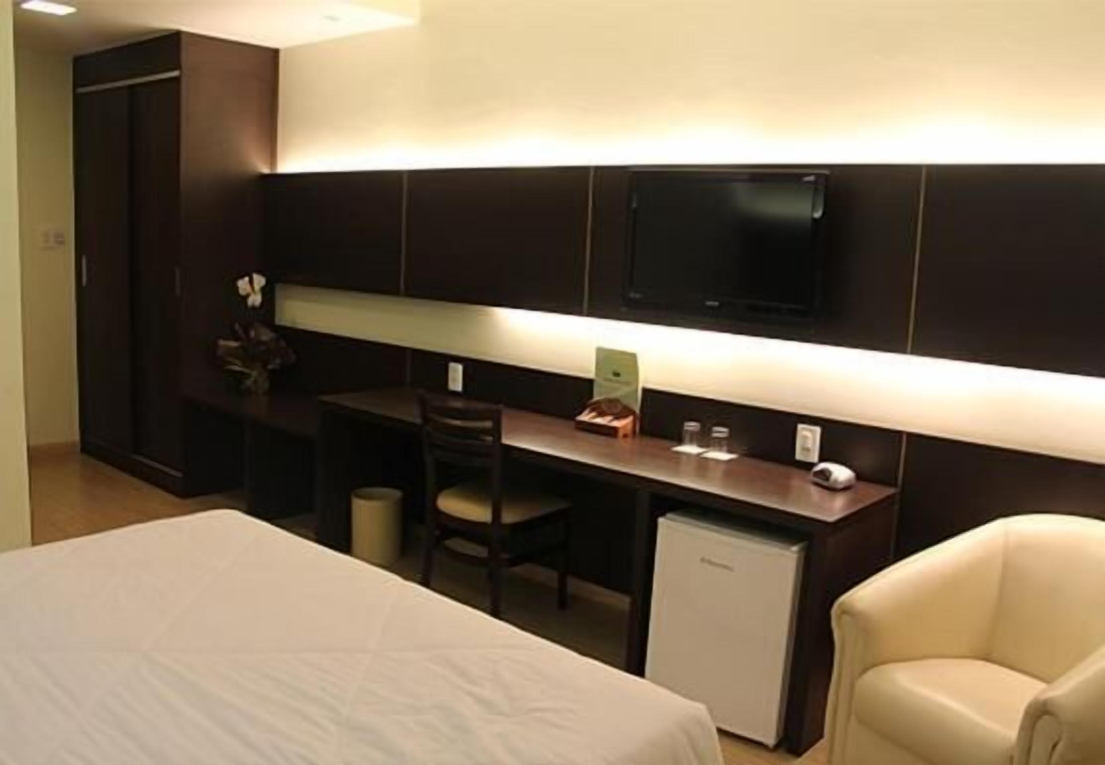 minibar, desk, rollaway beds, free wifi