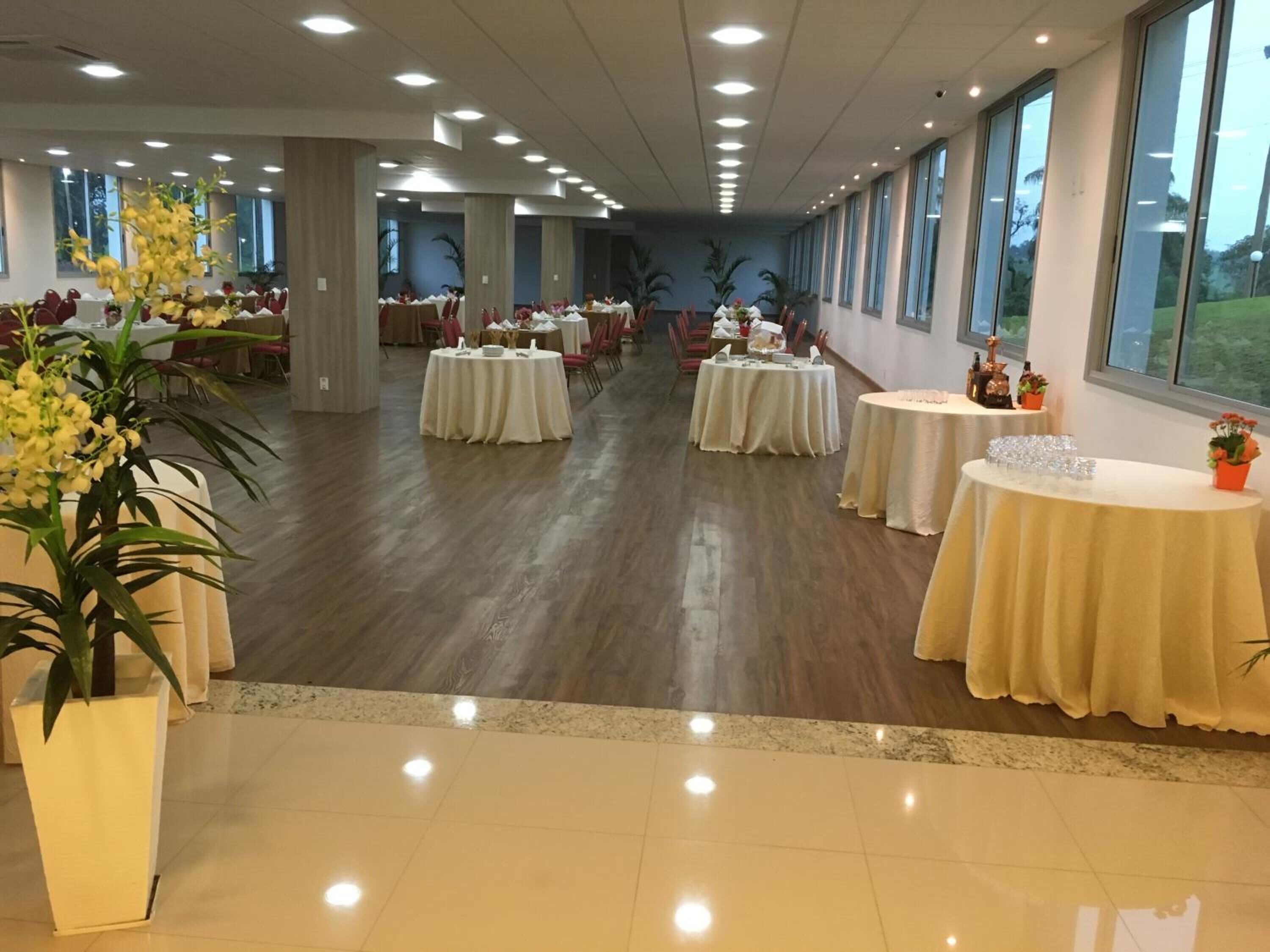 breakfast, lunch, dinner served; international cuisine