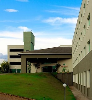A hotel with a modern design, featuring a flat roof and a large entrance area. - Hotel Mirante São Brás (Sao Bras do Suacui)