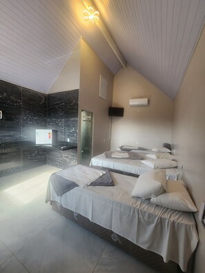 Individually decorated, free WiFi, bed sheets - Hotel Porto dos Milagres (Aparecida)