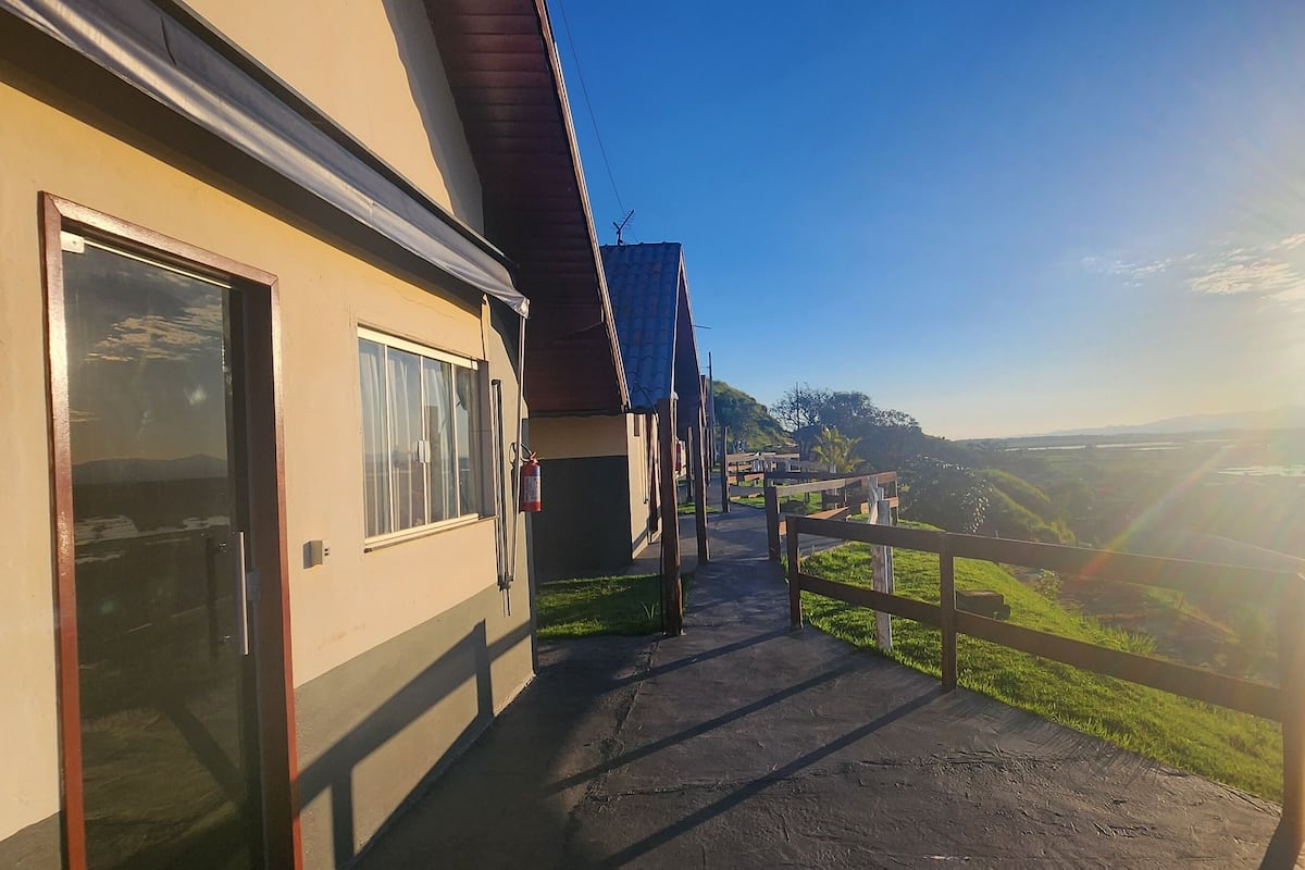 Chalet | Wi-fi percuma, dihias secara berasingan, cadar katil 