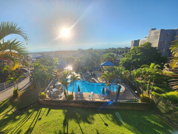 Una piscina al aire libre