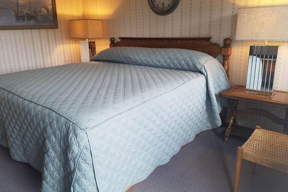 Standard Room, 1 King Bed | Individually decorated, individually furnished