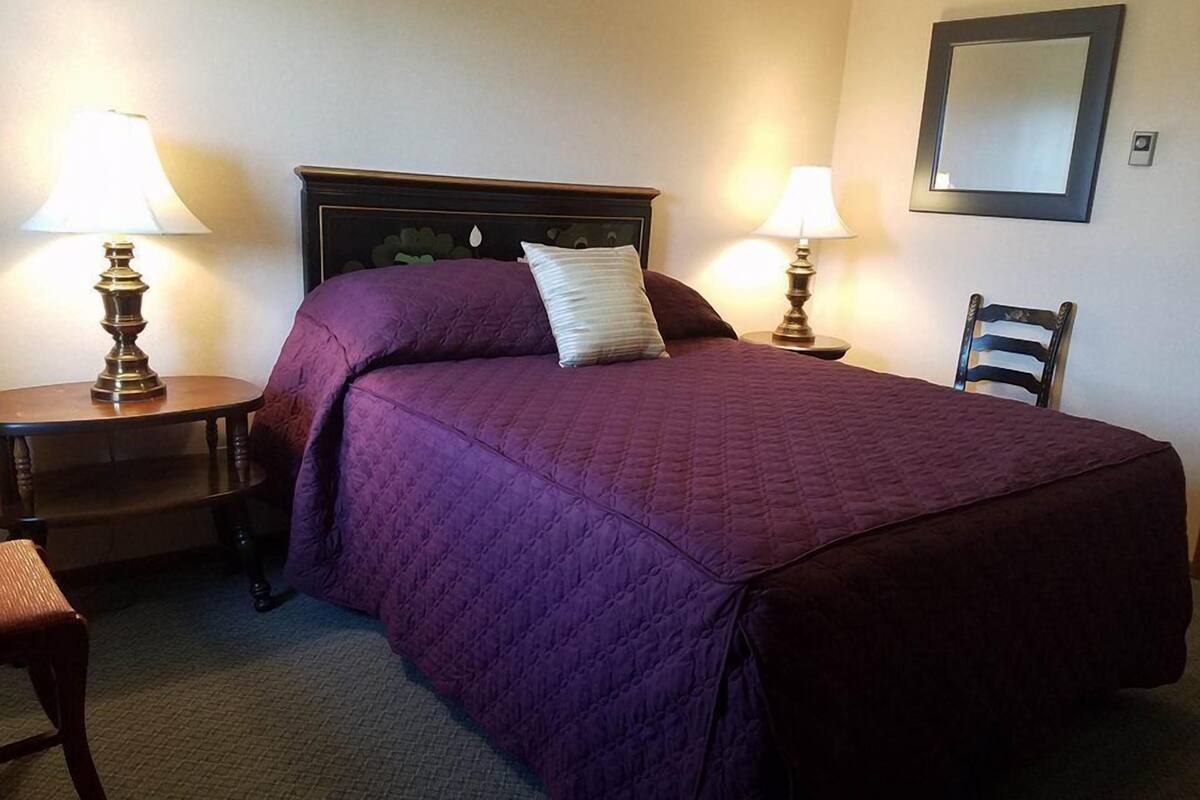 Standard Room, 1 Queen Bed | Individually decorated, individually furnished