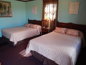 Habitación familiar, 2 camas matrimoniales | Decoración personalizada y muebles diferentes