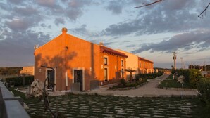 A building with a flat roof and a single entrance. - Palascia Wellness Relais (Otranto)
