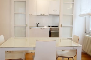 Refrigerador con freezer, microondas, placa de cocina, lavavajillas