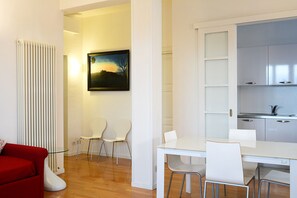 Apartment, 3 Bedrooms | In-room dining
