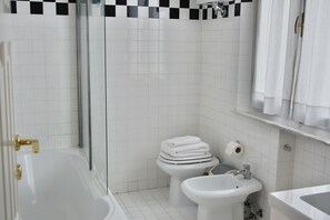 Apartment, 3 Bedrooms | Bathroom | Deep soaking tub, free toiletries, hair dryer, towels - N12 Design Accomodation Alpha (Siena)