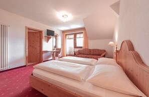 Habitació doble Comfort | Roba de llit hipoal·lergògena i caixa forta a l'habitació 