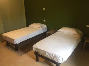 办公桌、免费 WiFi