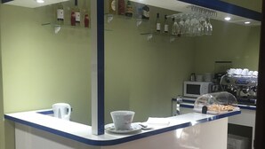 Daily continental breakfast for a fee - Milan Hotel - Hostel (Milan)