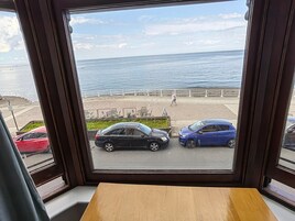 Dubbelrum - eget badrum - havsutsikt | Allergitestade sängkläder, strykjärn/strykbräda och gratis wi-fi