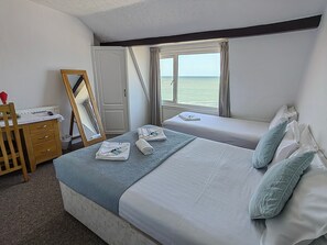 Hypo-allergenic bedding, iron/ironing board, free WiFi, bed sheets - The Cardigan Bay Guest House (Aberystwyth)