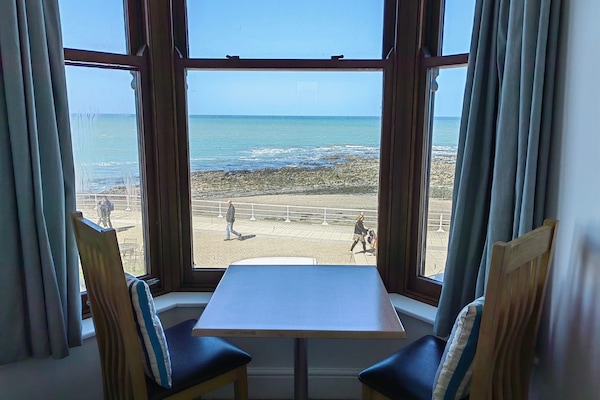 Twin Room, Ensuite, Sea View | Hypo-allergenic bedding, iron/ironing board, free WiFi, bed sheets