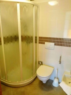 Buồng tắm vòi sen, máy sấy tóc