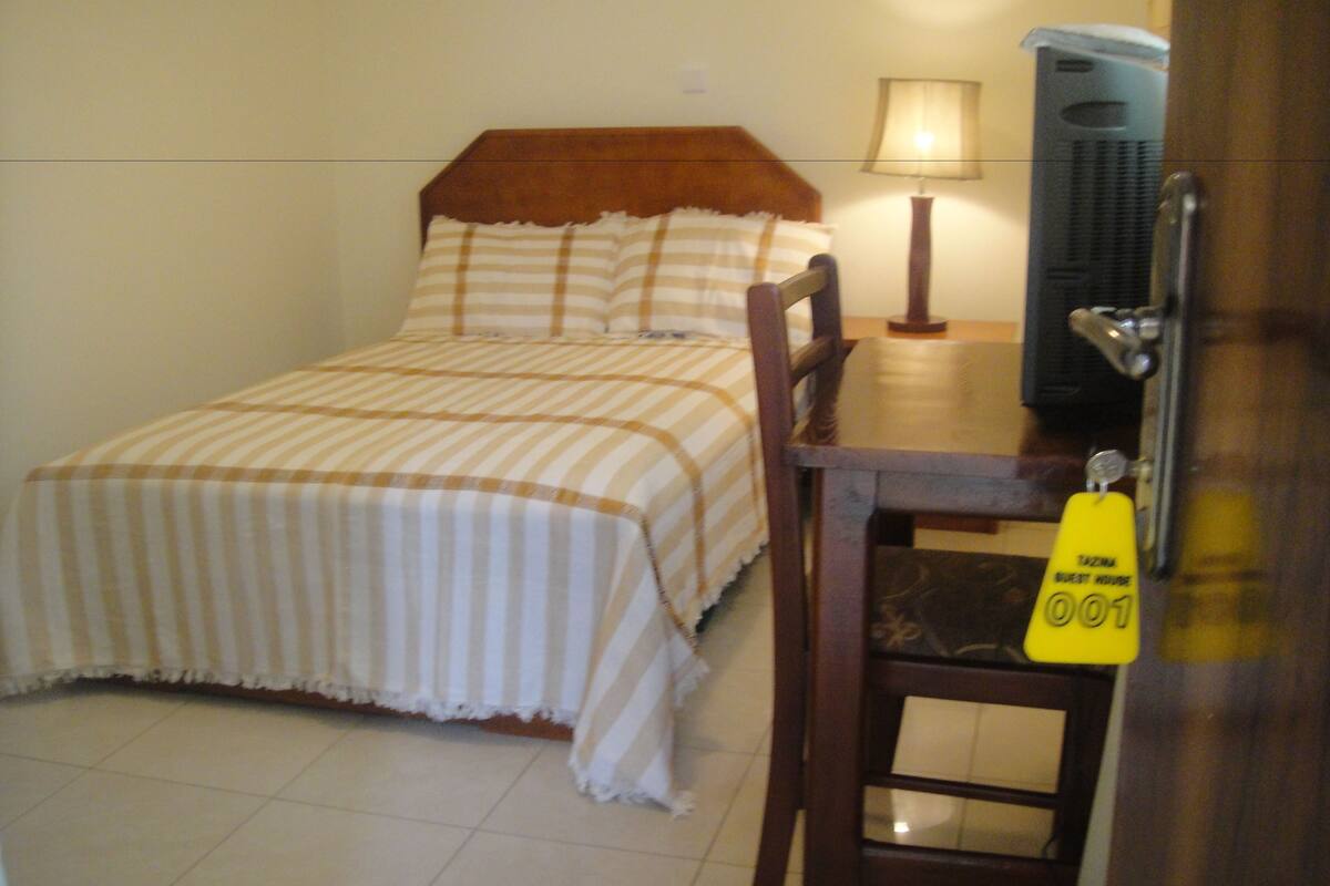 Standard egyágyas szoba | Íróasztal és gyerekágy/csecsemőágy (felár ellenében)